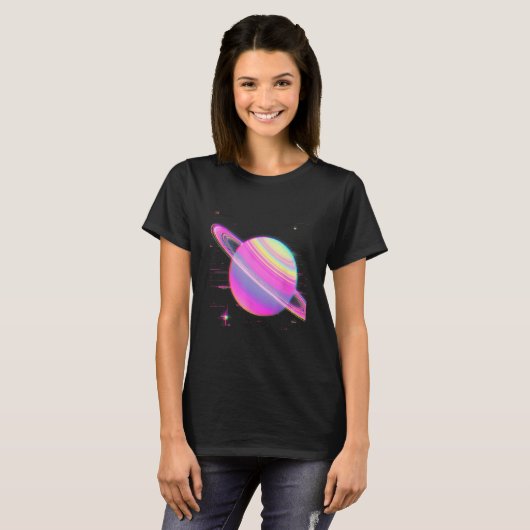 Vaporwave Synthwave Glitch Saturn 80s 90s Y2K Aest Tシャツ (正面フル)