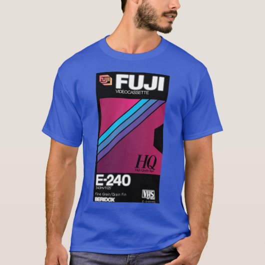 Vaporwave VHS Fuji E240HQ boy family Tシャツ (正面)