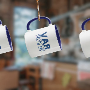 "VAR Says No" (ブルーデザイン)サッカーおもしろいマグ マグカップ
