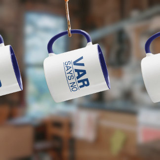 "VAR Says No" (ブルーデザイン)サッカーおもしろいマグ マグカップ