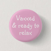 Vaxxed & Ready to リラックス Pin-Onボタン 缶バッジ (正面)