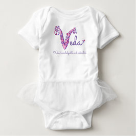 Veda女の子の名前と意味Vモノグラムシャツ ベビーボディスーツ