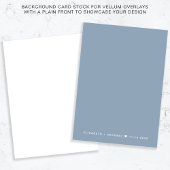 Vellumオーバーレイのモノグラムほこりっぽい青の背景 招待状