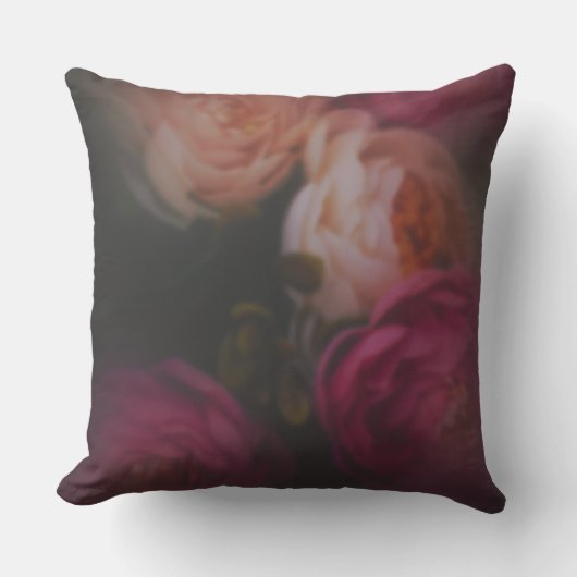 Velvet Rose Nocturne Throw Pillow クッション (正面)