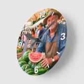Vendor Holding Fresh Watermelon Slice Market Decor ラウンド壁時計 (傾斜)