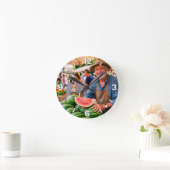 Vendor Holding Fresh Watermelon Slice Market Decor ラウンド壁時計 (ホーム)