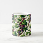Verdant Vineyard Bliss:ブドウのタペストリー コーヒーマグカップ (中央)
