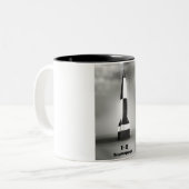 Vergeltunswaffe V2ロケットB&Wヴィンテージスタイル。 ツートーンマグカップ (正面左)
