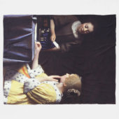 Vermeer著手紙を握っているMaidservantを持つ女性 フリースブランケット (正面(横))