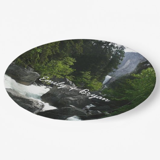 Vernal滝インザディスタンスYosemite ペーパープレート (アングル)