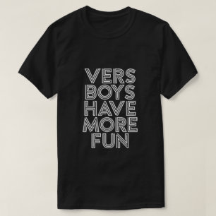 VERSの男の子はより多くの楽しい時を過します Tシャツ