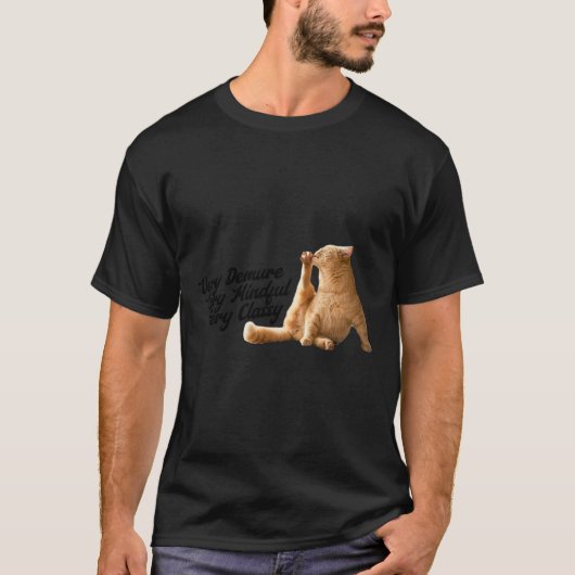 Very Demure Mindful Clyミームおもしろい猫 Tシャツ (正面)