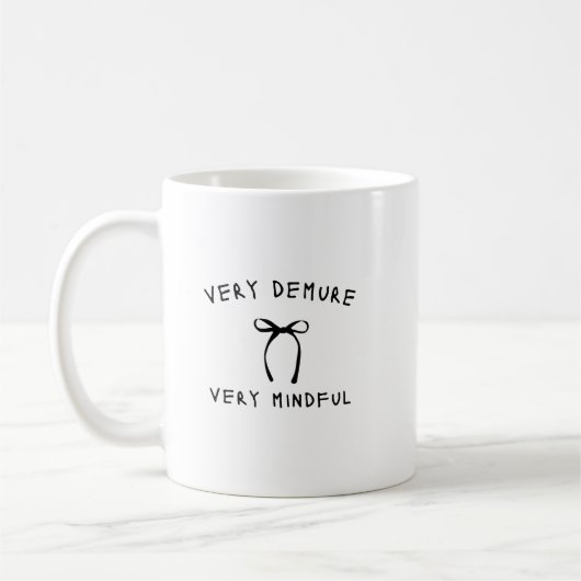Very Demure x Very Mindfulシャツ コーヒーマグカップ (左)