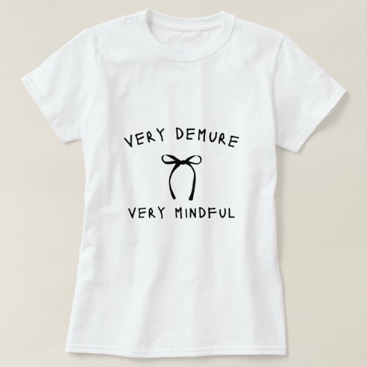 Very Demure x Very Mindfulシャツ Tシャツ (デザイン正面)