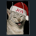 Very Santa おもしろい Cat Laugh Photo Christmas ミディアムペーパーバッグ<br><div class="desc">プレゼントの与え特別な特別なクリスマスを作る私たちの非常にサンタキャット笑いおもしろい写真クリスマスミディアム抱き枕。サンタハットを着た愛らしい子猫は、あなたの骨をくすぐりおもしろいて、任意のプレゼントにキュートの線量を追加する確かである。猫ファンに最適なバッグでお洒落、休日の贈り物のtouch。</div>