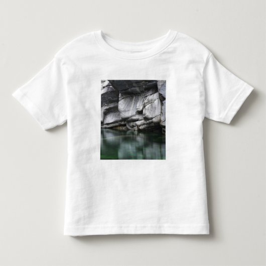 Verzascaの川による円形にされた石の崖 トドラーTシャツ (正面)