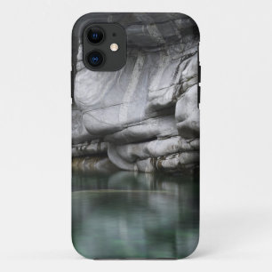 Verzascaの川による円形にされた石の崖 iPhone 11 ケース