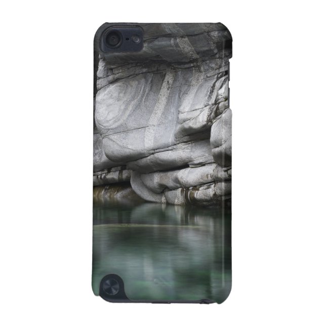 Verzascaの川による円形にされた石の崖 iPod Touch 5G ケース (裏面)
