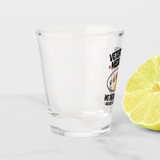 Vet Tech獣医ドローおもしろいブラッド引用文 ショットグラス (左)