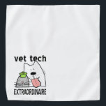Vet Tech Extraordinire バンダナ<br><div class="desc">このおもしろいプロフェッショナル獣医バンダナデザインは、幸せな漫画の犬、猫、文字、獣医Extraordinaireと鳥を備えている。あなたは懸命で働いて気に動物労働者になり、あなたはそれを得意としたので、世界に知らせなさい!ペット素晴らしの獣医テックにもギフトお気に入りのアイディア!オリジナル著作権デザインS. Fernleafデザインfor Blessingartanimals.</div>