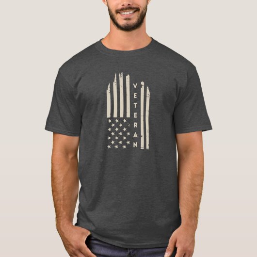 Veteran Day Patriotic Celebration Retro USA Flag Tシャツ (正面)