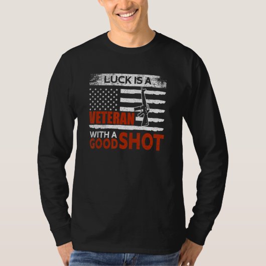 Veteran With A Good Shot USA Flag Proud American V Tシャツ (正面)