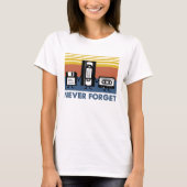 VHS Never Forget Cassette Tape 80s Retro Tシャツ (正面)