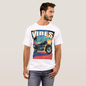 "Vibes"レトロオートバイシティスケープ Tシャツ (正面フル)