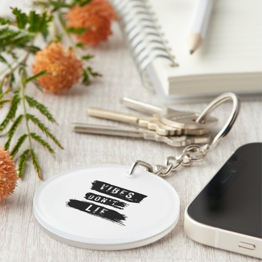 Vibes Don't Lie キーホルダー (正面右)