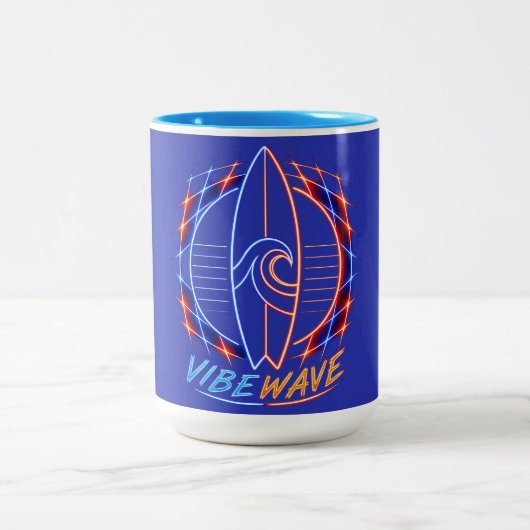 Vibewave Neon Surfboard Design – Retro Wave Glow A ツートーンマグカップ (中央)