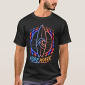 Vibewave Neon Surfboard Design – Retro Wave Glow A Tシャツ (正面)