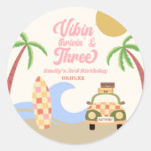 Vibin' & Three サーフボード ピンク 3歳 誕生日パーティー ラウンドシール (正面)