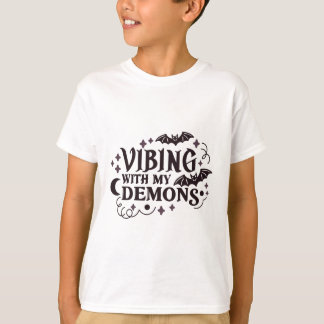 Vibing With My Demons – ゴシック様式の美学引用文 Tシャツ