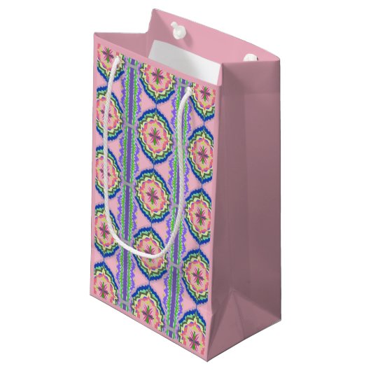 Vibrant Bloom Kaleidoscope: Pink & Emerald Mandala スモールペーパーバッグ (正面アングル)