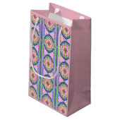 Vibrant Bloom Kaleidoscope: Pink & Emerald Mandala スモールペーパーバッグ (裏面アングル)