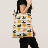 Vibrant Citrus Fruit Pattern with Green Leaves (4) トートバッグ (クローズアップ)