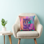 Vibrant Donut with Motivational Text Graphic クッション (椅子)