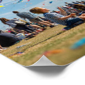 Vibrant Kite Festival - Kites Above, Crowd Below ポスター (角)