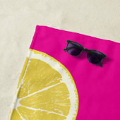 Vibrant Lemon Slice Pattern on Pink Beach Towel ビーチタオル (インサイチュ)