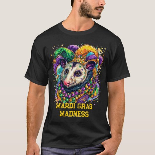 Vibrant Mardi Gras possum in jester mask and beads Tシャツ (正面)