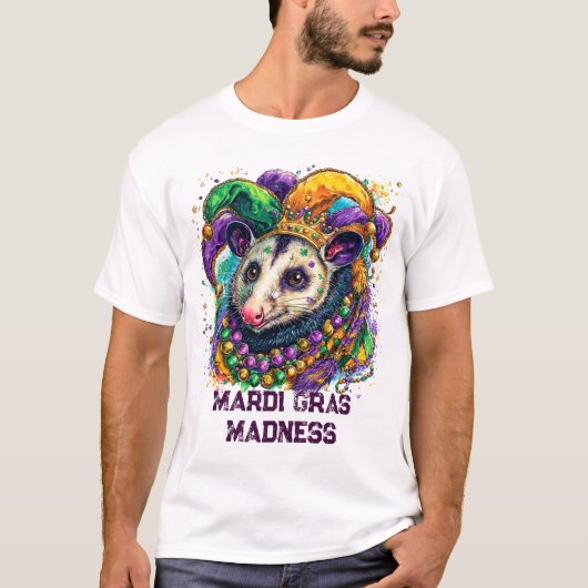 Vibrant Mardi Gras possum in jester mask and beads Tシャツ (正面)