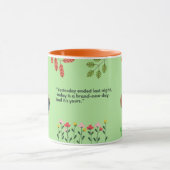 VIBRANT NATURE MUG - 緑のボタニカル フローラル アート マグカップ (中央)