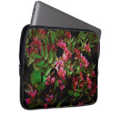 Vibrant pink and green flower art ラップトップスリーブ (正面右)