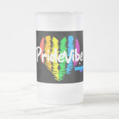 Vibrant PrideVibe: 虹色のハートで乾杯 フロストグラスビールジョッキ (中央)