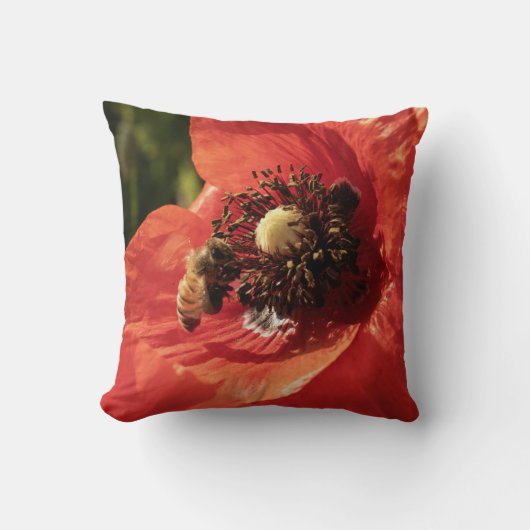 Vibrant Red Poppy and Honey Bee Throw Pillow クッション (正面)