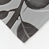 Vibrant Red Roses On A Metallic Silver Background フリースブランケット (角)