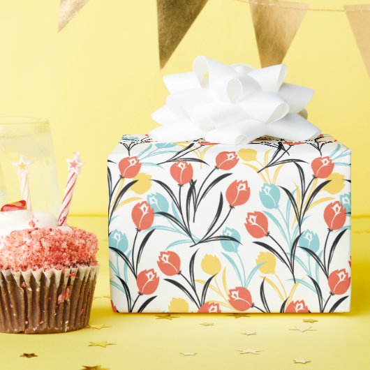 Vibrant Tulip Pattern Floral Design on White ラッピングペーパー (誕生日パーティー)