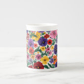 Vibrant Wildflower Pansy Botanical Pattern ボーンチャイナマグカップ (正面)
