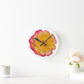 Vibrant Yellow and Pink Rose Wall Clock ラウンド壁時計 (ホーム)