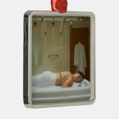 vichyシャワーの水治療法を楽しんでいる女性 メタルオーナメント (右)